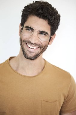 gülümseyen gözlüklü, mutlu ve yakışıklı adam