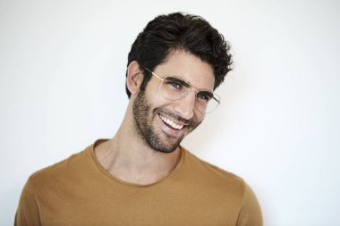 Beyaz arka plan üzerinde gülümseyen gözlüklü adam