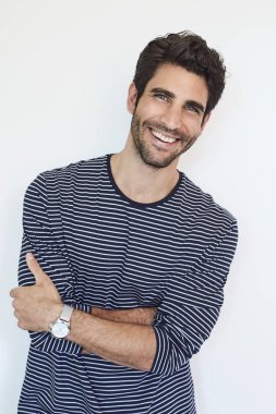 Mavi gözlü adam çizgili top, portre