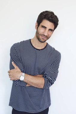 Kendine güvenen adam çizgili top, portre