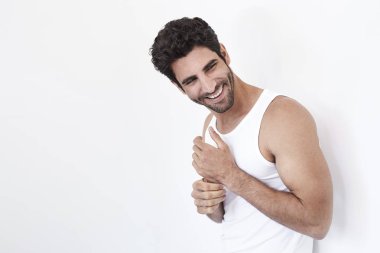 Yakışıklı adam beyaz yelek, gülümseyen