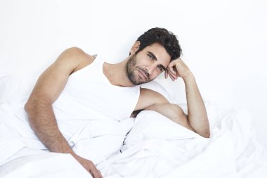 Adam yatakta, rahatlatıcı portre