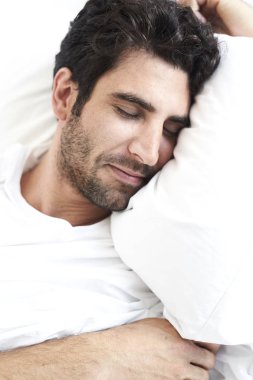 Huzurlu adam yatakta uyuyor