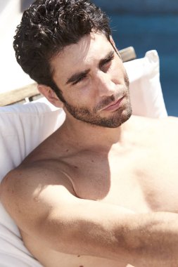 Havuz kenarında tatil ışınları yakalamak dostum