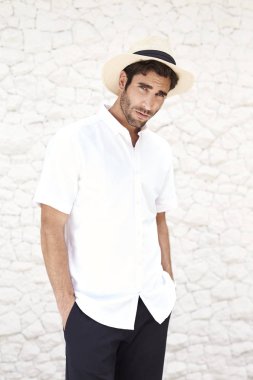 Yakışıklı olan şapka ve gömlek, portre