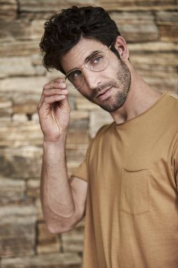 tetikte gözlüklü adam