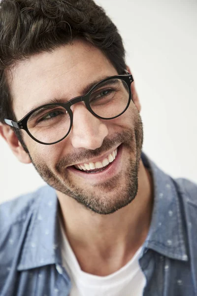 Gars Souriant Dans Des Lunettes Détournant Les Yeux — Photo