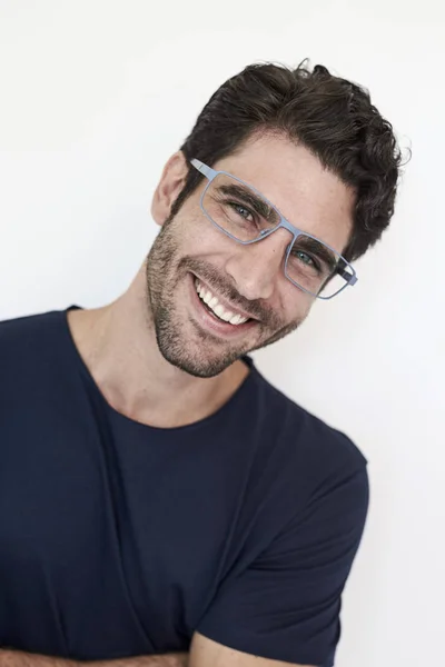 Lunettes Aux Yeux Bleus Garçon Sourire Caméra — Photo