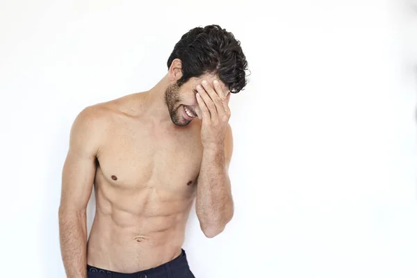 İyi görünümlü gömleksiz adam gülüyor