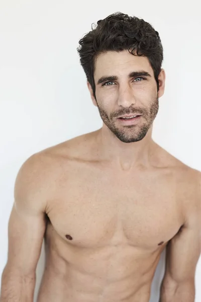 Hunky Shirtless Man Zoek Naar Camera — Stockfoto