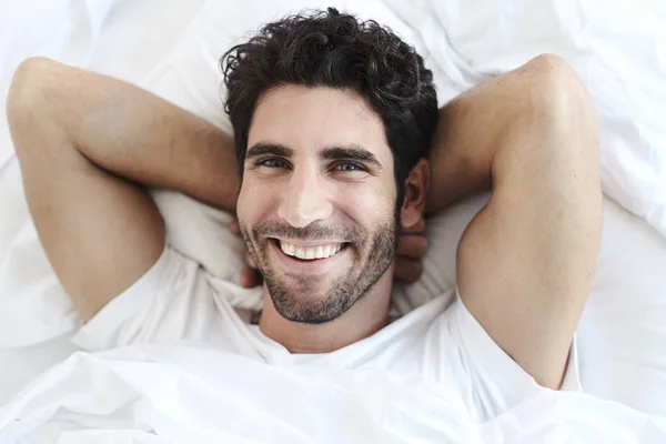 Τεμπέλης Και Όμορφος Άντρας Στο Κρεβάτι Χαμογελώντας — Φωτογραφία Αρχείου
