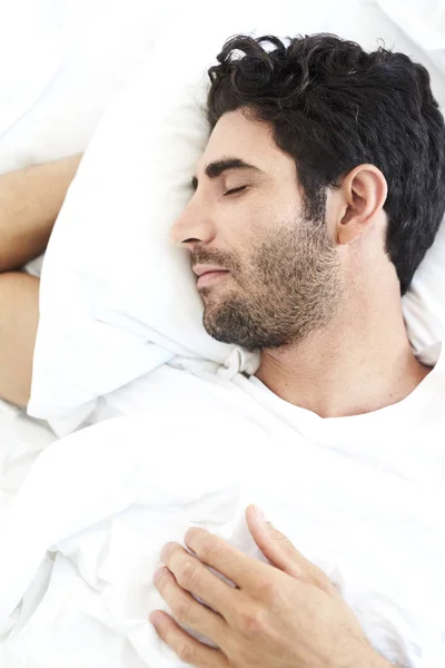 Hombre Guapo Dormido Cama — Foto de Stock