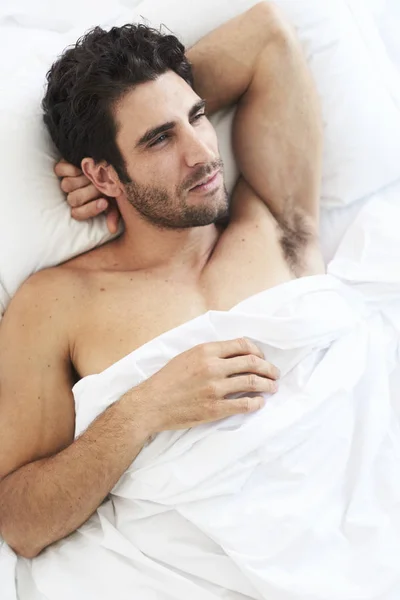 Hombre Guapo Acostado Pensativo Cama — Foto de Stock