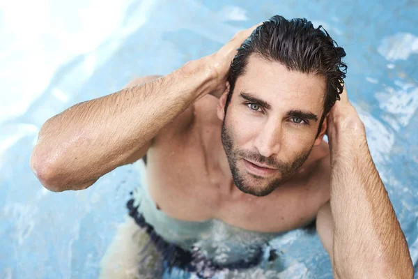 Yüzme Havuzunda Iyi Görünümlü Adam Portresi — Stok fotoğraf