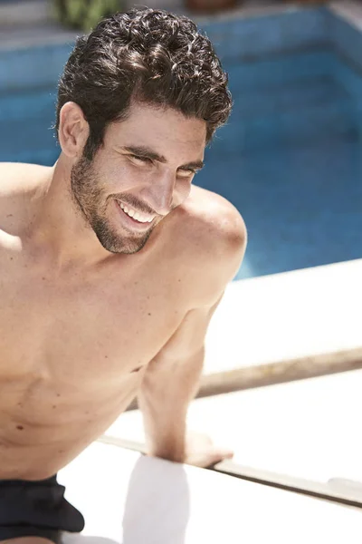 Sorridente Ragazzo Bordo Piscina Guardando Altrove — Foto Stock