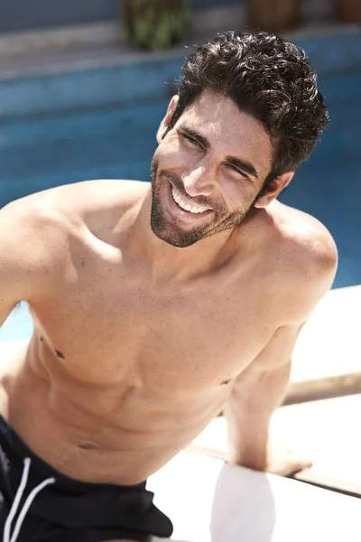 Bonito Cara Férias Piscina Sorrindo — Fotografia de Stock