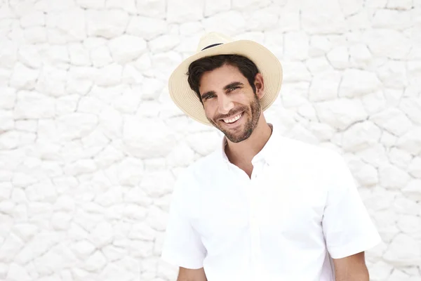 Χαμογελαστός Τύπος Καπέλο Και Λευκό Πουκάμισο — Φωτογραφία Αρχείου