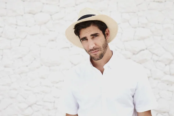 Hombre Con Sombrero Camisa Mirando Cámara — Foto de Stock