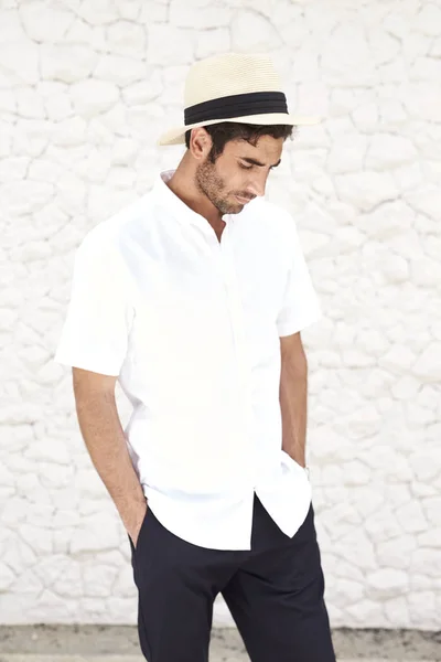 Bell Uomo Con Cappello Camicia Che Guarda Basso — Foto Stock