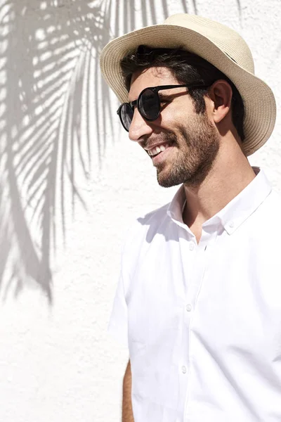 在阴影和帽子和白色衬衫 微笑的家伙 — 图库照片