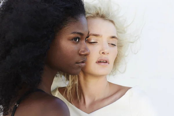 Stunning Young Women Close Together Looking Away — Stock Photo, Image