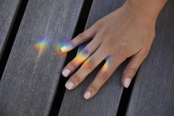 Luz Brillante Del Arco Iris Mano Mujer — Foto de Stock