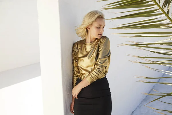 Altın Siyah Elbiseleri Moda Kız Uzağa Arıyorsunuz — Stok fotoğraf