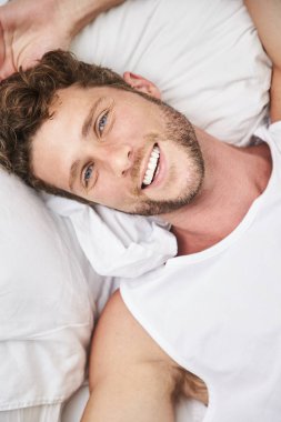Gülümseyen adam yatakta, portre