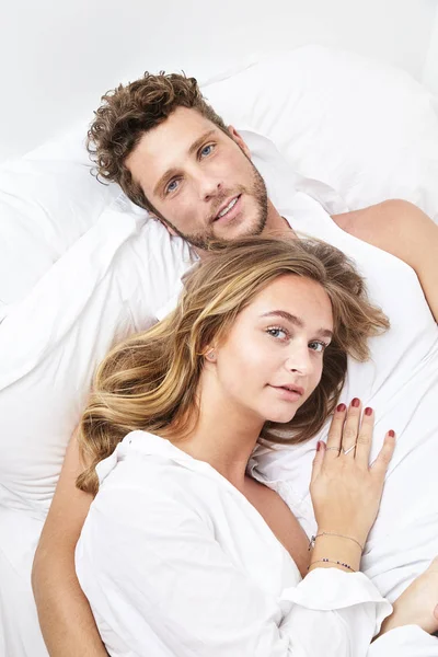 Relajante Pareja Joven Cama Retrato — Foto de Stock