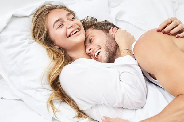 Sorrindo Jovem Casal Relaxante Cama — Fotografia de Stock