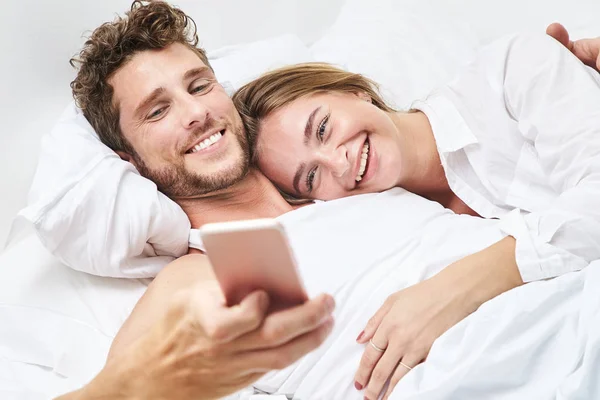 Casal Tomando Selfie Cama Sorrindo — Fotografia de Stock