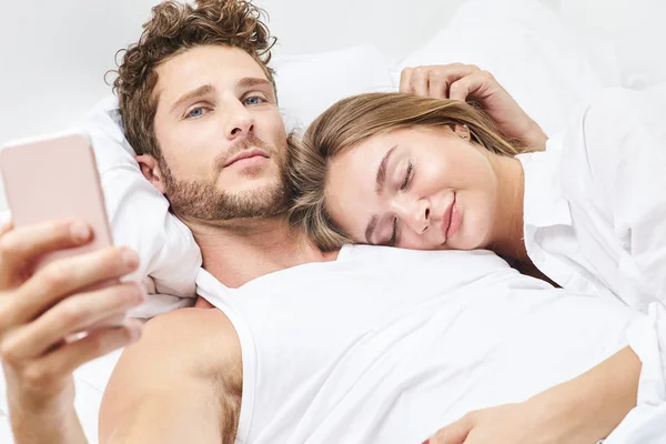 Smartphone Couple Relaxing Bed — Stock Photo, Image