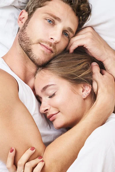 Content Young Couple Hugging Bed — Stock Photo, Image