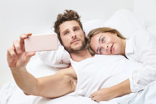 Casal Relaxante Cama Tomando Selfie — Fotografia de Stock