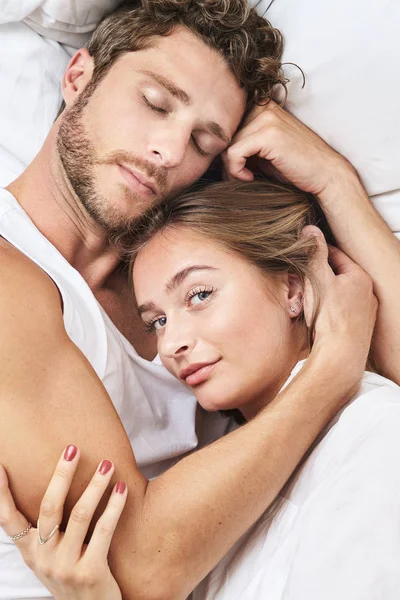 Yatakta yatan dinlendirici genç çift