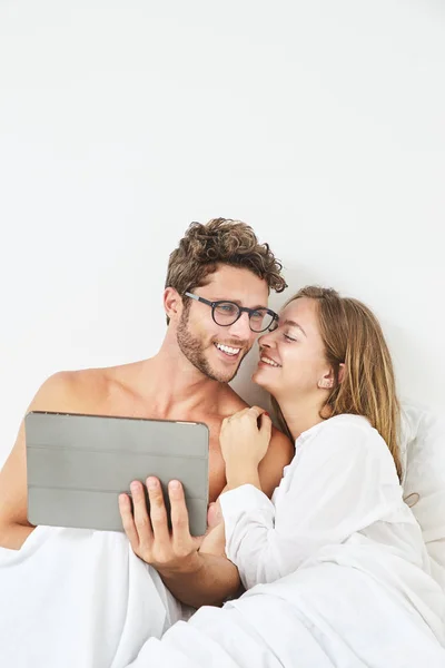 Casal Sorridente Com Tablet Cama — Fotografia de Stock