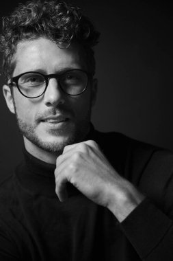 Studio gözlüklü adam