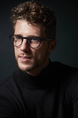 Uzağa arıyorsunuz gözlüklü, iyi görünümlü adam