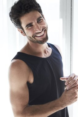 Siyah yelek, gülümseyen adam uzağa arıyorsunuz