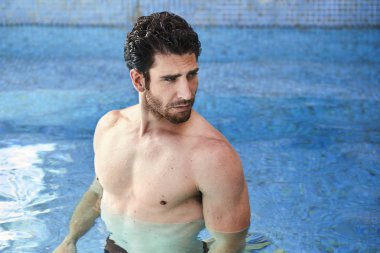 yakışıklı olan havuzda uzağa arıyorsunuz