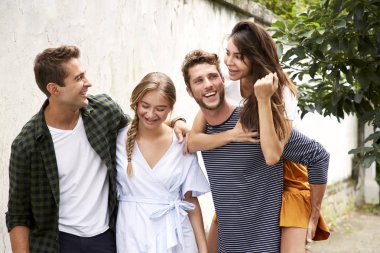 Birlikte oynayan, gülümseyen mutlu çiftler