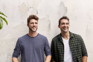 Birlikte dışarı asılı, gülümseyen mutlu çocuklar