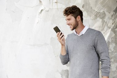 Gülümseyen adam akıllı, yan görünüm