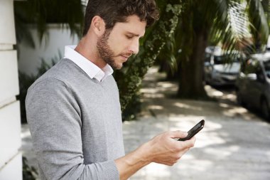 Adam akıllı telefon, yan görünümü kullanarak gri