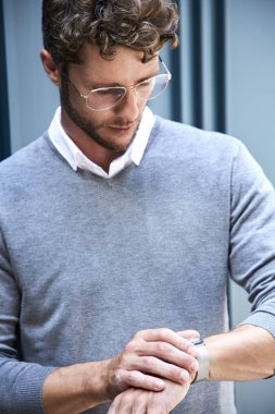 İzle, zamanında kontrol dostum aşağı bakıyor