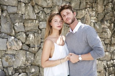 Sevgi dolu genç çift tutuşup, portre