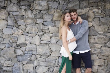 Genç çift kamera için sarılma