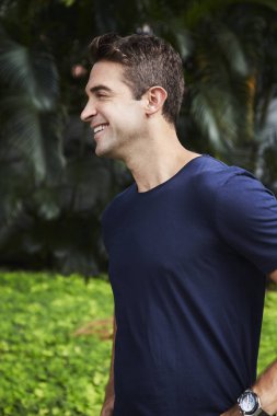 Uzağa arıyorsunuz mavi t-shirt, dostum