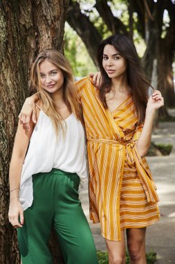 Gülümseyen ve birlikte, portre poz kız