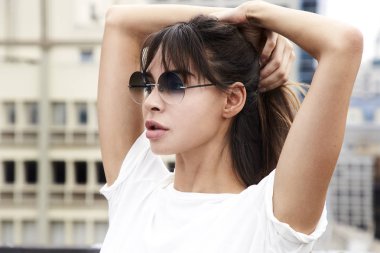 Güzel kız içinde güneş gözlüğü, poz uzağa arıyorsunuz